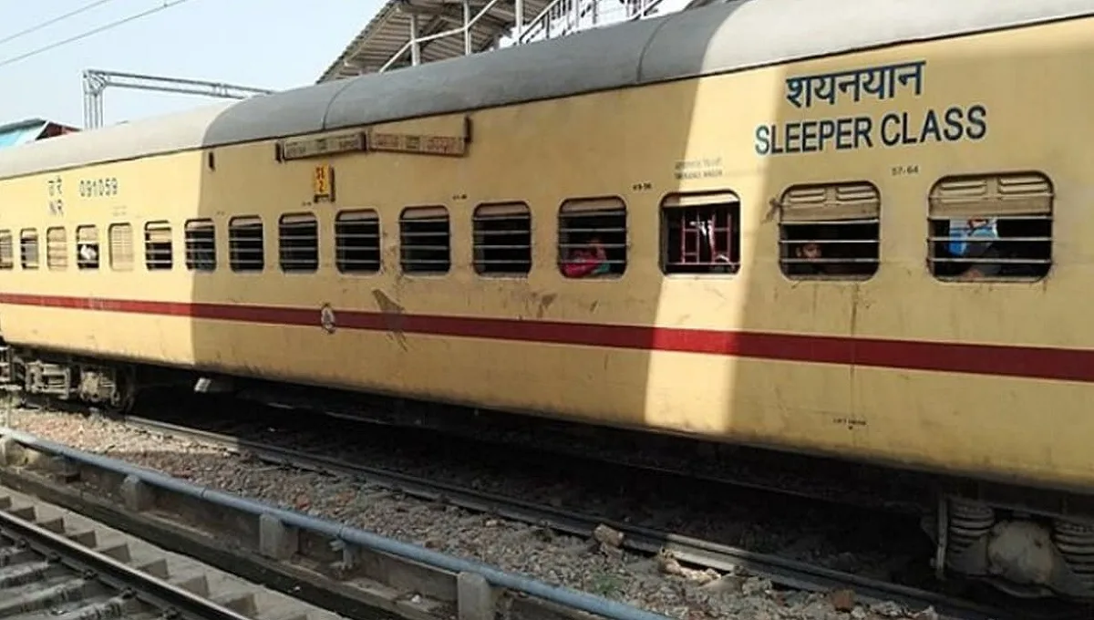 रेलवे ने एलटीटी-शालीमार एक्सप्रेस (18029/18030) का महादेवसाल स्टेशन पर अस्थायी ठहराव दिया है।