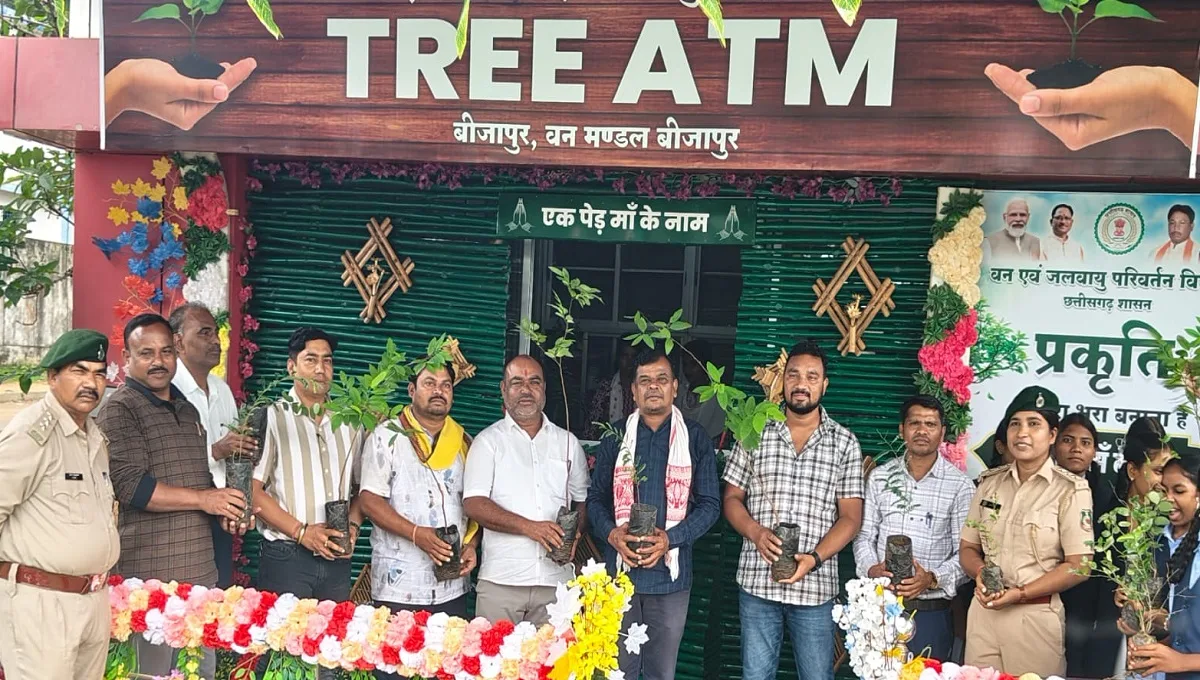 बीजापुर में एनएच-63 मुख्य मार्ग पर स्थापित जिले का पहला ‘ट्री एटीएम’ जहाँ से नागरिकों को निःशुल्क पौधे उपलब्ध कराए जा रहे हैं।