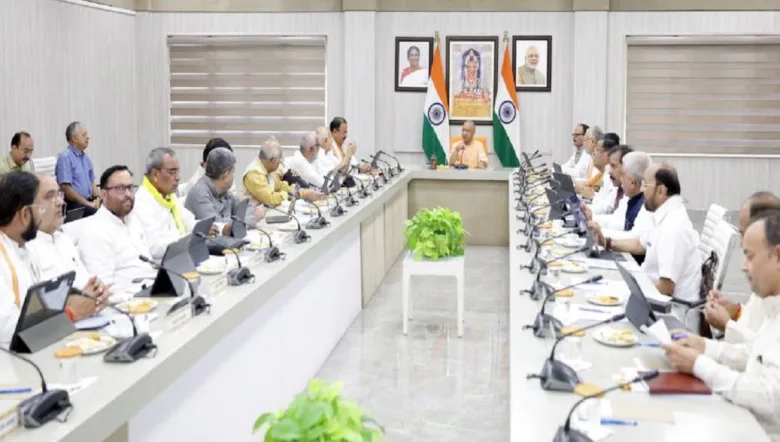 उत्तर प्रदेश के मुख्यमंत्री योगी आदित्यनाथ लखनऊ में कैबिनेट बैठक की अध्यक्षता करते हुए