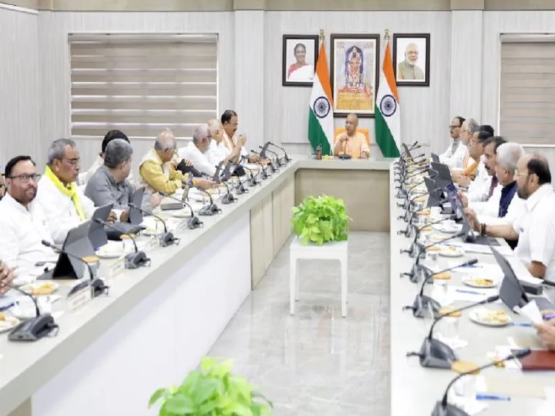 उत्तर प्रदेश के मुख्यमंत्री योगी आदित्यनाथ लखनऊ में कैबिनेट बैठक की अध्यक्षता करते हुए
