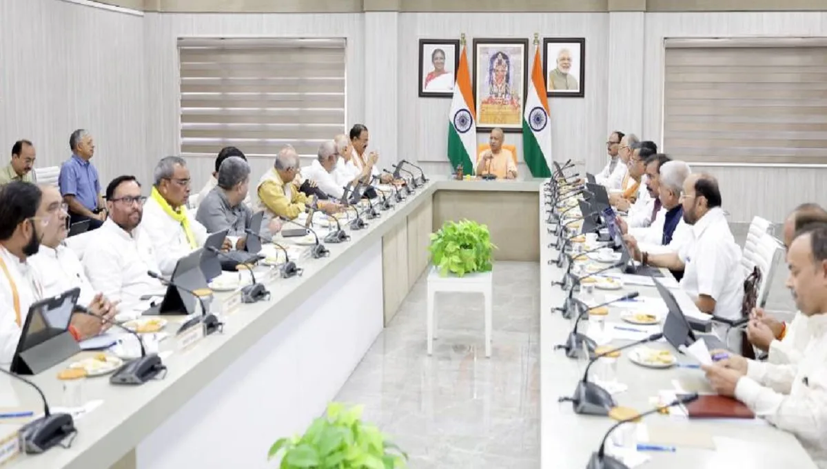 उत्तर प्रदेश के मुख्यमंत्री योगी आदित्यनाथ लखनऊ में कैबिनेट बैठक की अध्यक्षता करते हुए