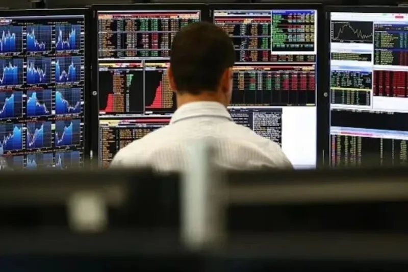 Stock market crash graph on digital screen representing global market decline due to tariff announcements.
