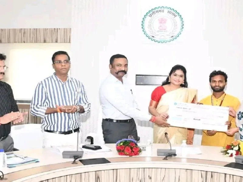 CG NEWS: कलाकारों और साहित्यकारों के सम्मान में बड़ा कदम: संस्कृति विभाग ने आर्थिक सहायता व छात्रवृत्ति के चेक बांटे
