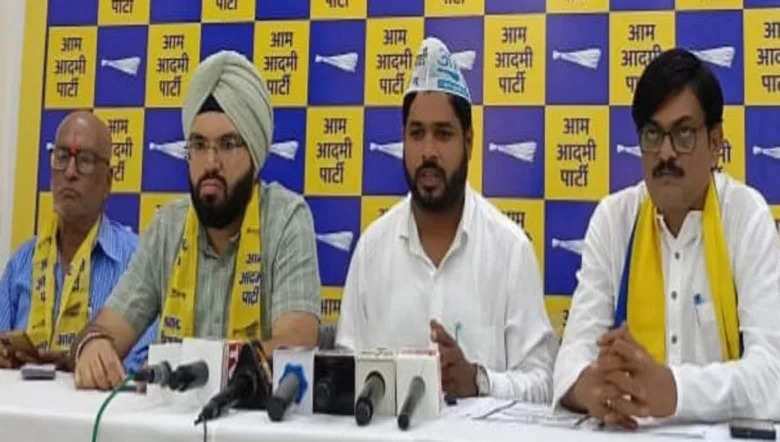 रायपुर में आम आदमी पार्टी के नेताओं द्वारा प्रेस कॉन्फ्रेंस में सरकार पर निशाना साधते हुए।