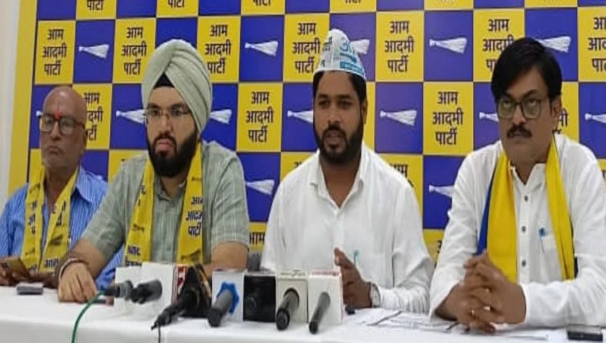 रायपुर में आम आदमी पार्टी के नेताओं द्वारा प्रेस कॉन्फ्रेंस में सरकार पर निशाना साधते हुए।