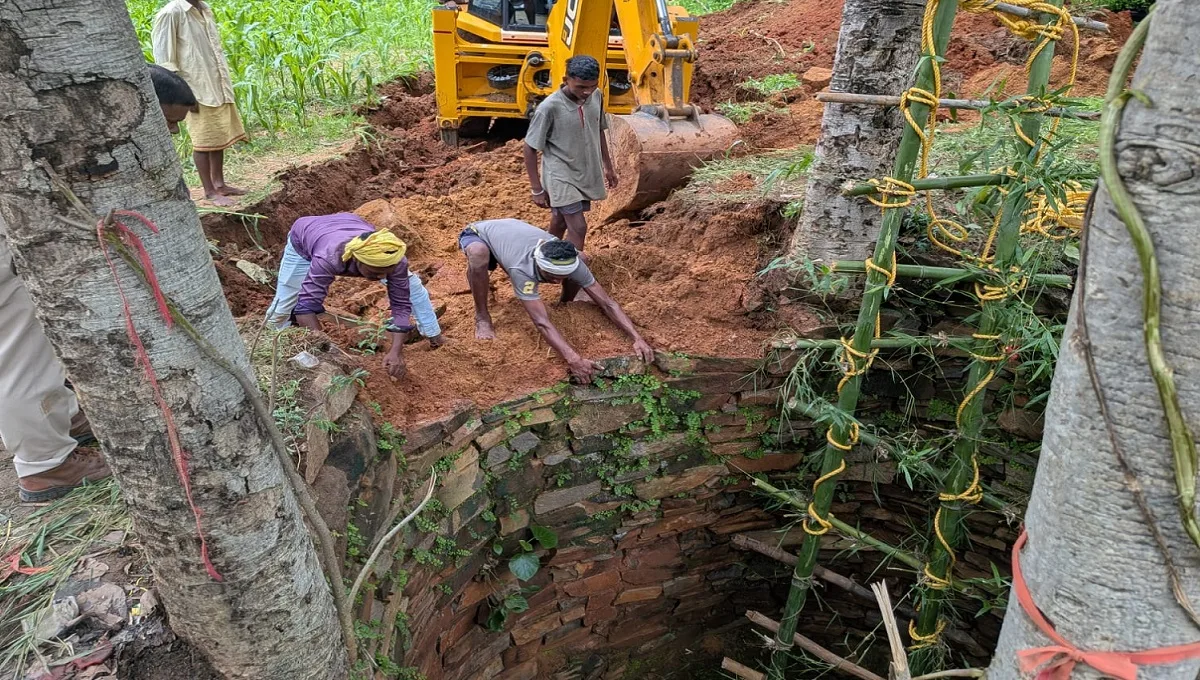 कटघोरा वनमंडल के केंदई परिक्षेत्र स्थित ग्राम छिंदिया में कुएँ में गिरे एक भालू को लगभग 15 घंटे चले गहन रेस्क्यू ऑपरेशन के बाद सुरक्षित बाहर निकालकर वापस पास के जंगल में छोड़ दिया गया