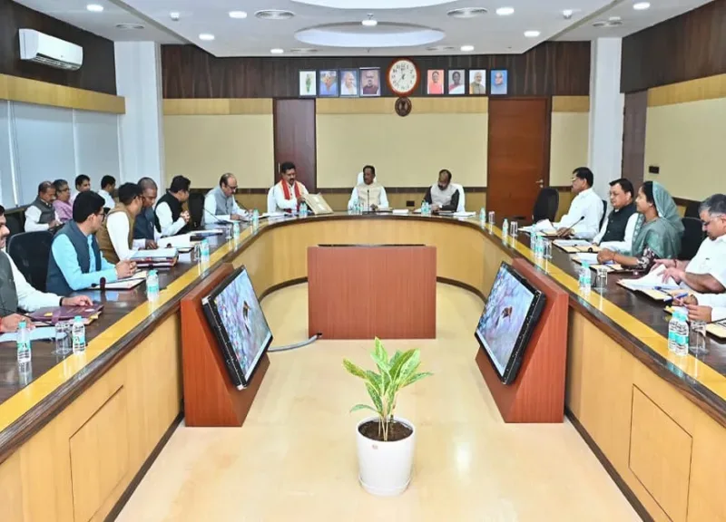 छत्तीसगढ़ महानदी भवन में आयोजित कैबिनेट बैठक में मुख्यमंत्री विष्णुदेव साय और अन्य मंत्री