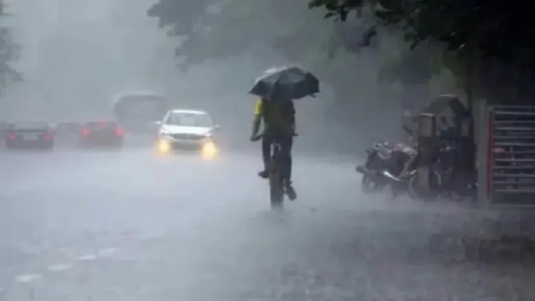 देश भर में कल भारी बारिश का अलर्ट, आसमान में छाए घने काले बादल