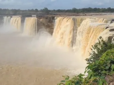 Jagdalpur: मानसून में गुलजार हुए बस्तर के पर्यटन स्थल, “मिनी नियाग्रा” चित्रकोट और तीरथगढ़ में उमड़ी पर्यटकों की भीड़ 