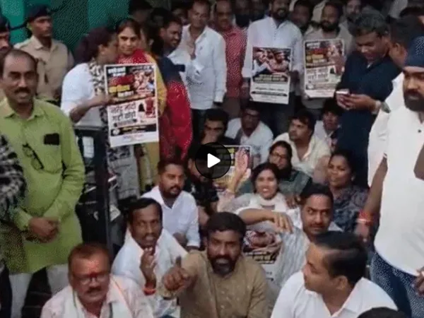 Raipur City News: रायपुर में खम्हारडीह थाने के बाहर डटे कांग्रेसी, अंदर दीपक बैज अड़े, बोले- मंत्री-विधायकों ने पत्थर मारने उकसाया, बीजेपी नेताओं पर भी हो काउंटर FIR