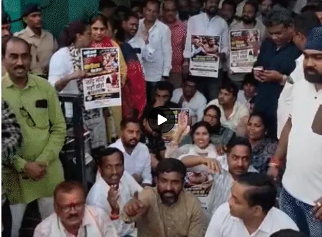 रायपुर में खम्हारडीह थाने के बाहर डटे कांग्रेसी, अंदर दीपक बैज अड़े, बोले- मंत्री-विधायकों ने पत्थर मारने उकसाया, बीजेपी नेताओं पर भी हो काउंटर FIR