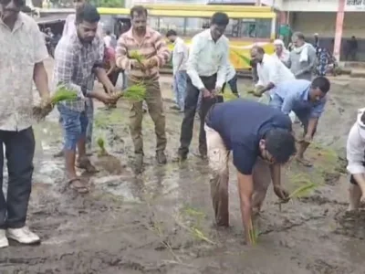 JANAKPUR MCB : जर्जर बस स्टैंड के कीचड़ से भरे गड्ढों में कांग्रेसियों ने लगाया धान का रोपा, यात्री सुविधाओं की बदहाली पर कसा तंज