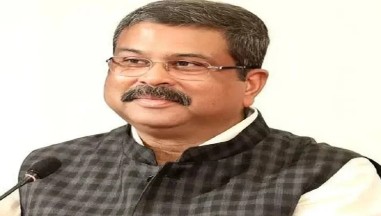 नीट पेपर लीक विवाद के बाद केंद्रीय शिक्षा मंत्री धर्मेंद्र प्रधान के इस्तीफे से इंदौर के भंवरकुआं में छात्रों ने जश्न मनाया। तीन हफ्तों से चल रहा छात्र आंदोलन आखिरकार खत्म हुआ।