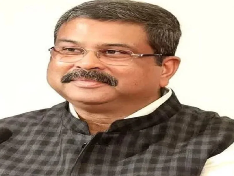 नीट पेपर लीक विवाद के बाद केंद्रीय शिक्षा मंत्री धर्मेंद्र प्रधान के इस्तीफे से इंदौर के भंवरकुआं में छात्रों ने जश्न मनाया। तीन हफ्तों से चल रहा छात्र आंदोलन आखिरकार खत्म हुआ।