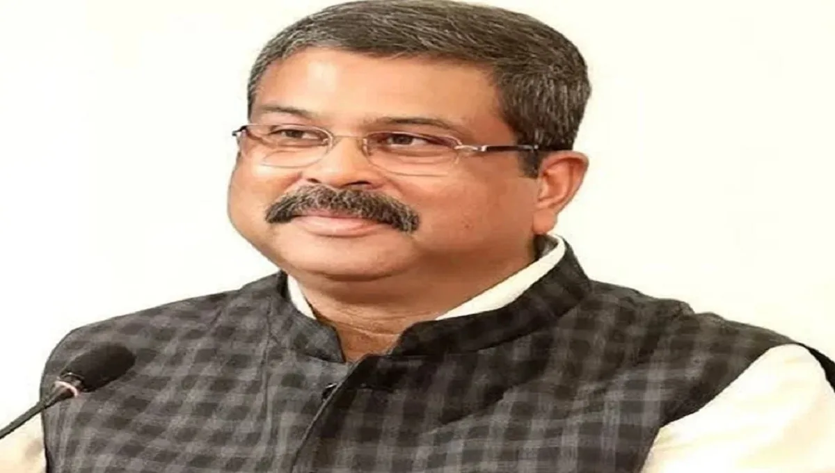 नीट पेपर लीक विवाद के बाद केंद्रीय शिक्षा मंत्री धर्मेंद्र प्रधान के इस्तीफे से इंदौर के भंवरकुआं में छात्रों ने जश्न मनाया। तीन हफ्तों से चल रहा छात्र आंदोलन आखिरकार खत्म हुआ।