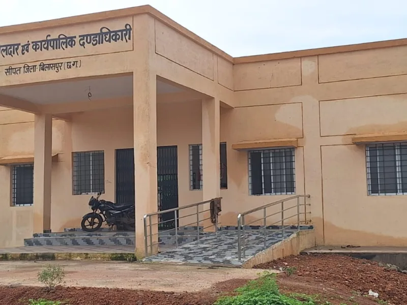 Bilaspur: 60 लाख के भवन में सीढ़ी बनाना भूल गए इंजीनियर साहब..! तहसील भवन के उद्घाटन से पहले ही खामियां हुईं उजागर 