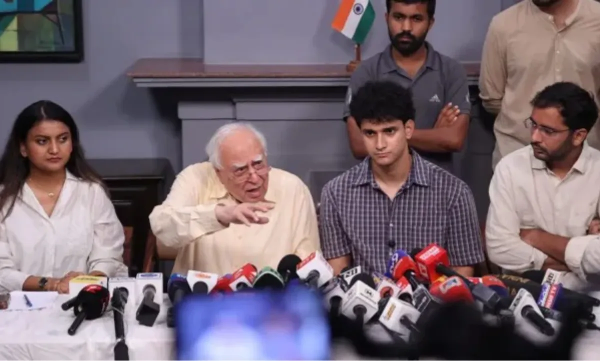कपिल सिब्बल ने 'कॉकरोच जनता पार्टी' के प्रोटेस्टर्स प्रोटेक्शन फंड के लिए की 1 करोड़ की मदद, कानूनी सहायता का भी ऐलान