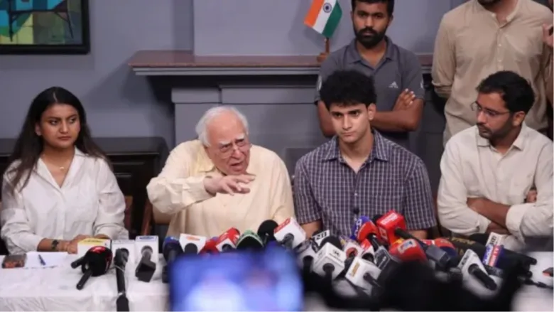 कपिल सिब्बल ने 'कॉकरोच जनता पार्टी' के प्रोटेस्टर्स प्रोटेक्शन फंड के लिए की 1 करोड़ की मदद, कानूनी सहायता का भी ऐलान