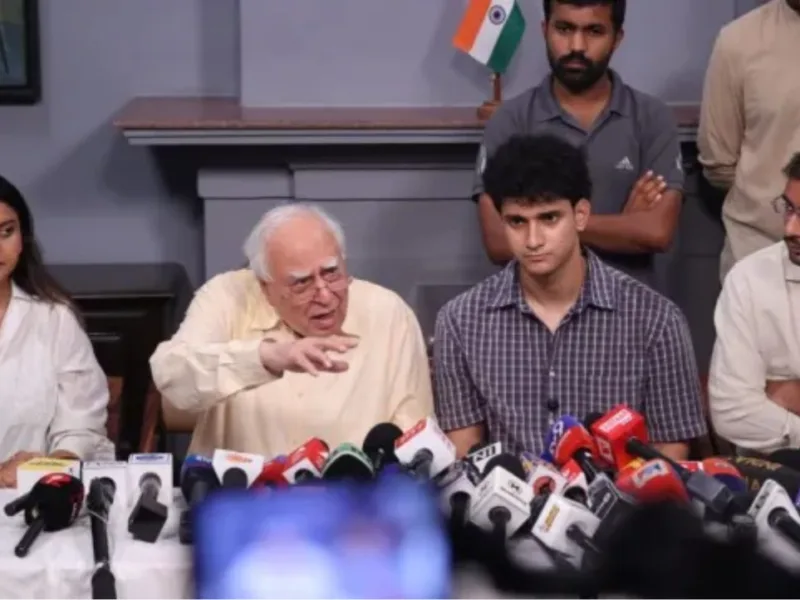 kapil sibbal: कपिल सिब्बल ने ‘कॉकरोच जनता पार्टी’ के प्रोटेस्टर्स प्रोटेक्शन फंड के लिए की 1 करोड़ की मदद, कानूनी सहायता का भी ऐलान