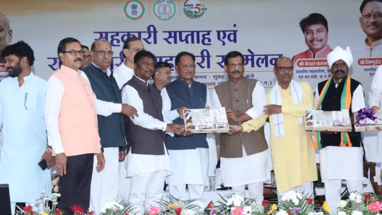 छत्तीसगढ़ में तेन्दूपत्ता संग्राहकों को प्रोत्साहन राशि वितरण कार्यक्रम।