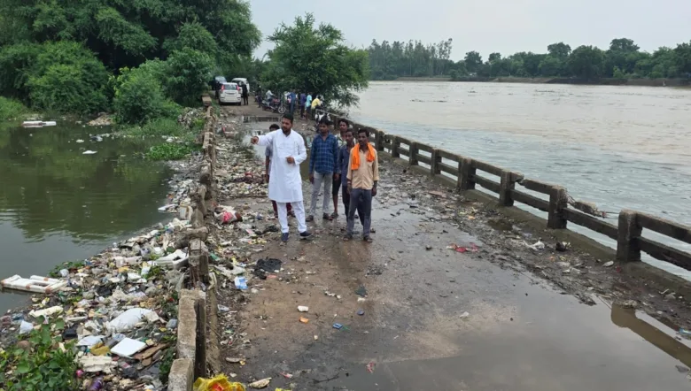 खारुन नदी में चिंगरी नाले के गंदे पानी से प्रदूषण बढ़ गया है।