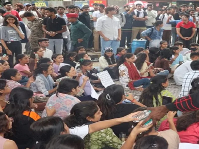 इंदौर में नीट पेपर लीक को लेकर छात्रों का आंदोलन 3 हफ्तों से जारी है।