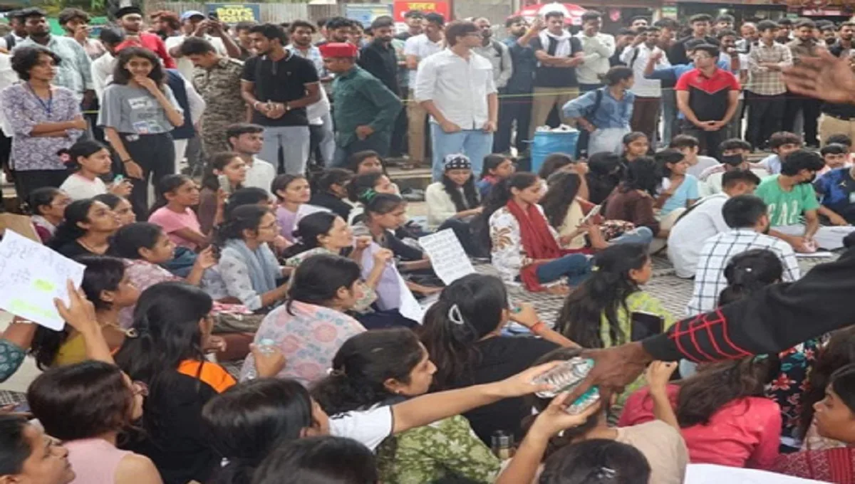 इंदौर में नीट पेपर लीक को लेकर छात्रों का आंदोलन 3 हफ्तों से जारी है।