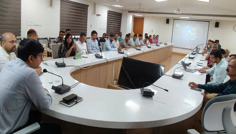 रायपुर नगर निगम कार्यालय में आयोजित 'कैच द रैन' जल संवाद बैठक और चर्चा करते अधिकारी