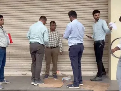 Surguja : PDS चावल की कालाबाजारी पर बड़ी कार्रवाई, ट्रेडर्स के गोदाम में छापा, ट्रक से 130 बोरी चावल बरामद
