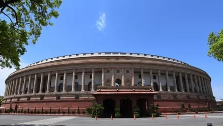 संसद के मानसून सत्र के तीसरे दिन भारी हंगामे और स्थगन के बीच विपक्षी नेताओं ने संसद परिसर में प्रदर्शन किया