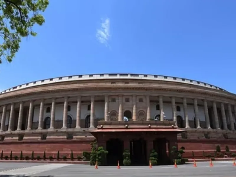 संसद के मानसून सत्र के तीसरे दिन भारी हंगामे और स्थगन के बीच विपक्षी नेताओं ने संसद परिसर में प्रदर्शन किया