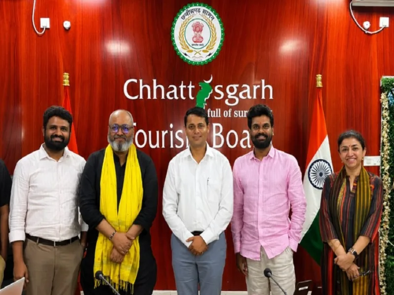 रायपुर में छत्तीसगढ़ टूरिज्म बोर्ड के MD विवेक आचार्य से सौजन्य मुलाकात करते 'भारत भाग्य विधाता' फिल्म के निर्देशक मनोज तापड़िया और निर्माता आदि शर्मा।