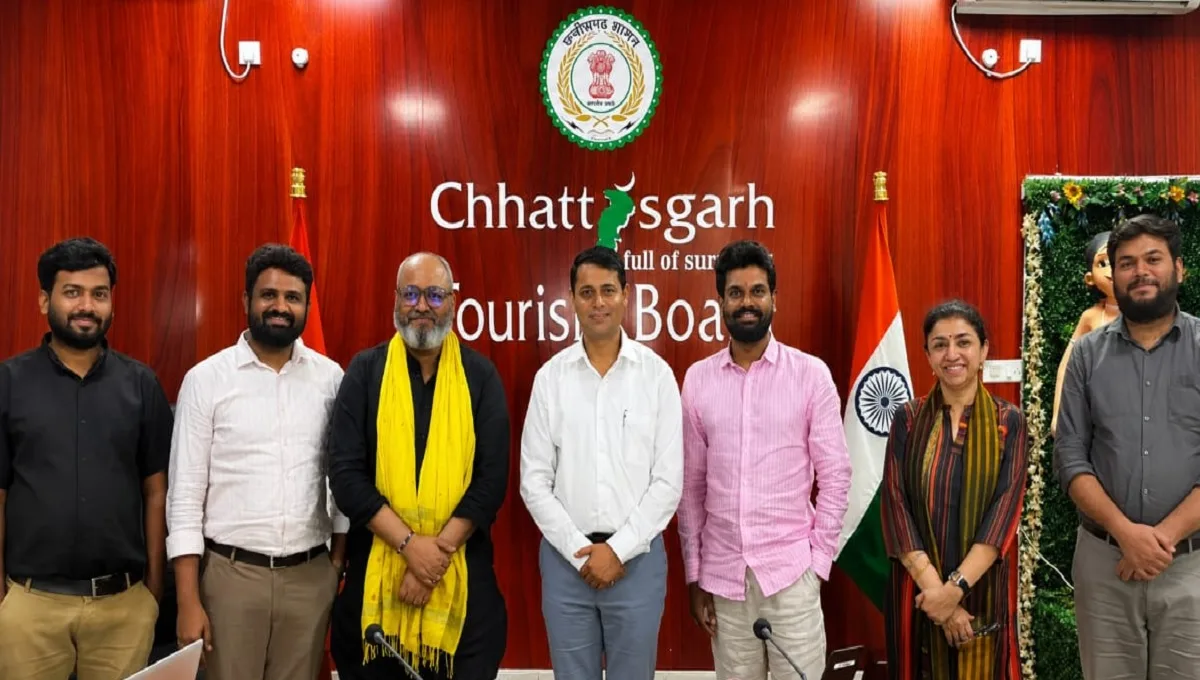 रायपुर में छत्तीसगढ़ टूरिज्म बोर्ड के MD विवेक आचार्य से सौजन्य मुलाकात करते 'भारत भाग्य विधाता' फिल्म के निर्देशक मनोज तापड़िया और निर्माता आदि शर्मा।