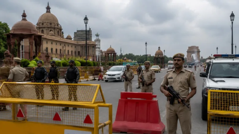 दिल्ली के लाल किले के बाहर सुरक्षा जांच करती हुई पुलिस और सुरक्षा बल के जवान