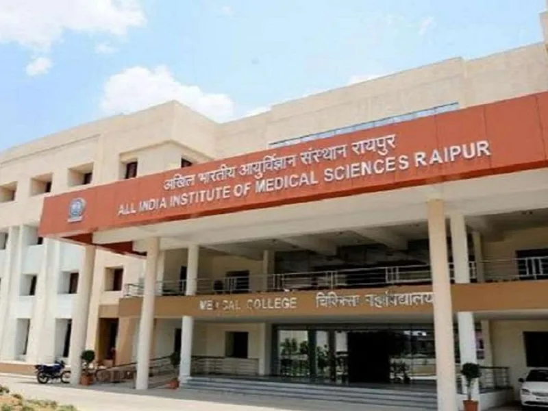 रायपुर एम्स के 2 सितंबर को होने वाले दीक्षांत समारोह के आमंत्रण पत्र को लेकर शुरू हुआ विवाद।