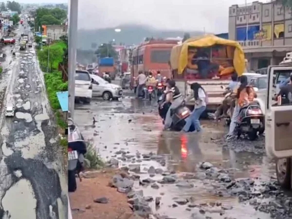 Ambikapur: बदहाल नेशनल हाईवे पर फूटा गुस्सा, सड़क पर बैठकर लोगों ने किया चक्काजाम