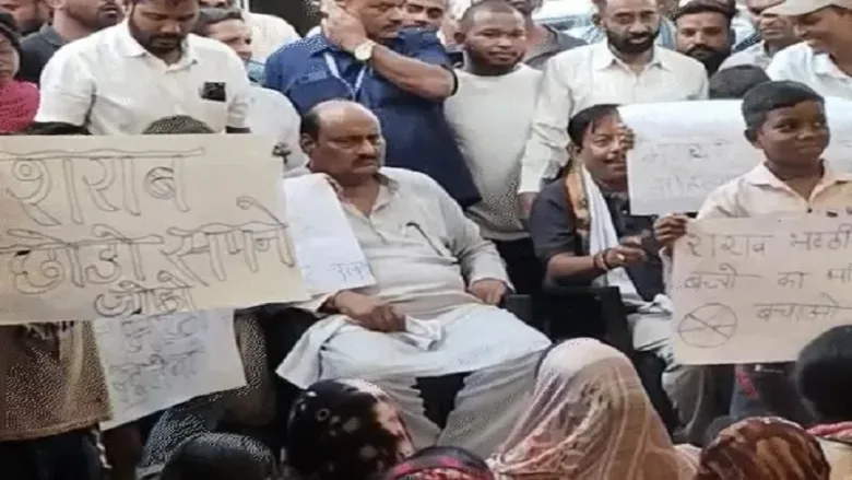 बरबसपुर में शराब दुकान के विरोध के दौरान ग्रामीणों को संबोधित करते पूर्व मंत्री जयसिंह अग्रवाल