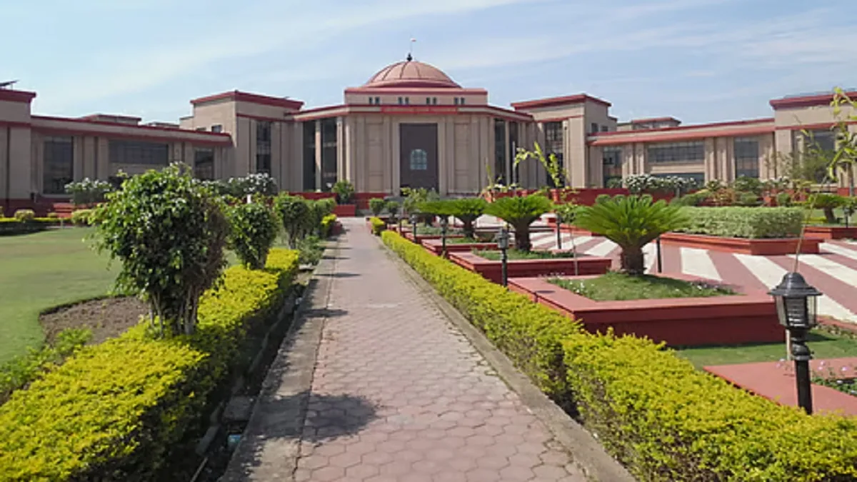 छत्तीसगढ़ हाईकोर्ट बिलासपुर का मुख्य द्वार जहां 56 नए सिविल जजों की पदस्थापना का आदेश जारी किया गया।