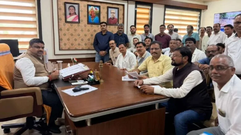 Education Minister Gajendra Yadav meeting with Chhattisgarh teacher association leaders regarding departmental TET exam