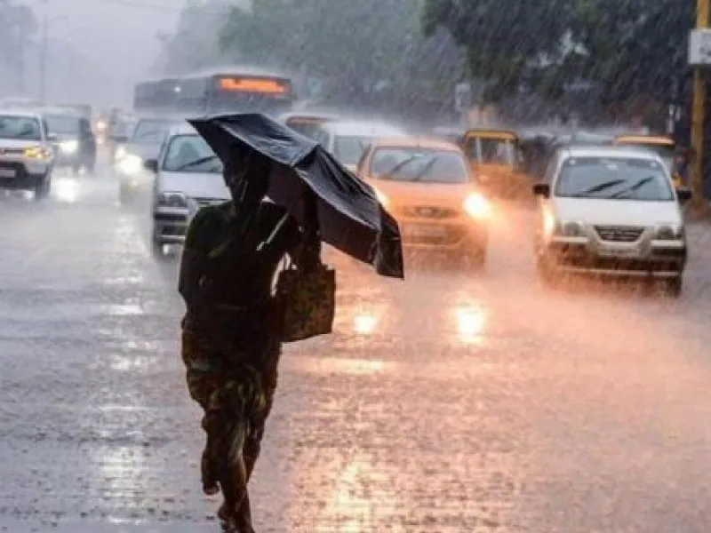 देशभर में मानसूनी बारिश का अलर्ट के दौरान दिल्ली-एनसीआर की सड़क पर छाए घने काले मानसूनी बादल और बारिश का दृश्य
