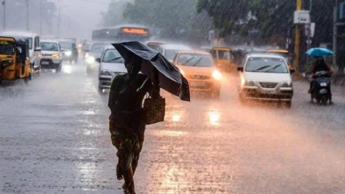 देशभर में मानसूनी बारिश का अलर्ट के दौरान दिल्ली-एनसीआर की सड़क पर छाए घने काले मानसूनी बादल और बारिश का दृश्य