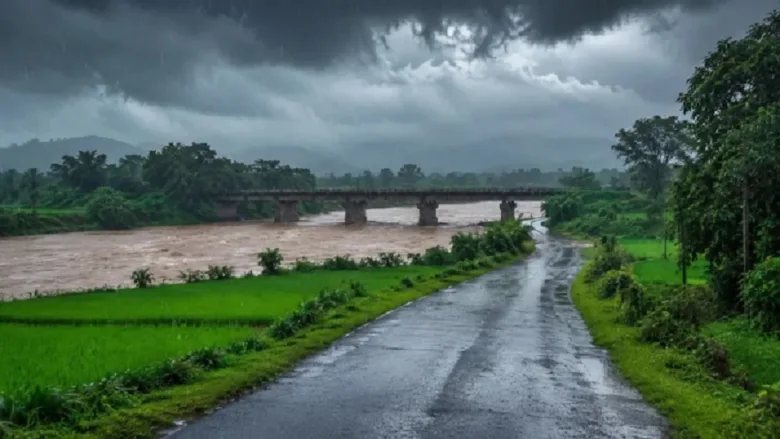 Heavy monsoon clouds and rainfall over Chhattisgarh during IMD weather alert
