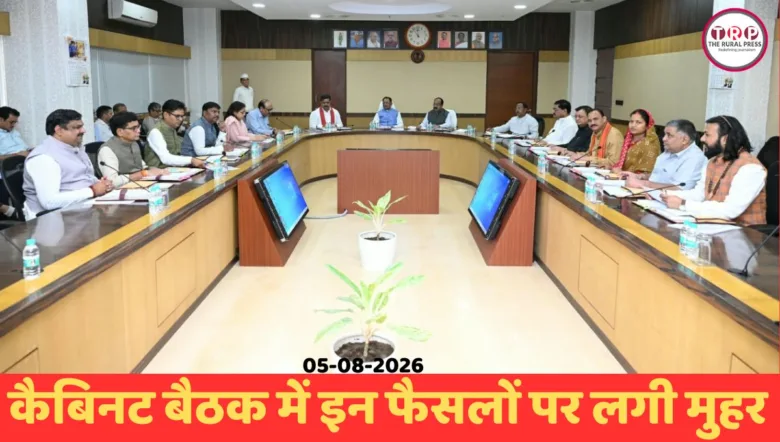मुख्यमंत्री विष्णुदेव साय की अध्यक्षता में मंत्रालय में आयोजित छत्तीसगढ़ कैबिनेट बैठक में मंत्रीगण विभिन्न प्रस्तावों पर चर्चा करते हुए।
