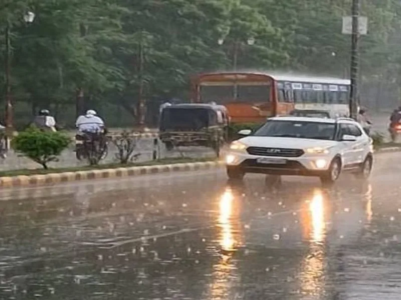 छत्तीसगढ़ में बारिश और काले बादलों का मौसम दर्शाता दृश्य