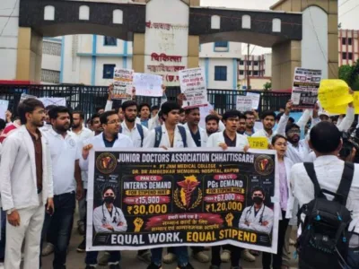 Raipur: MBBS इंटर्न डॉक्टरों का CM हाउस तक पैदल मार्च, सम्मानजनक स्टाइपेंड की मांग