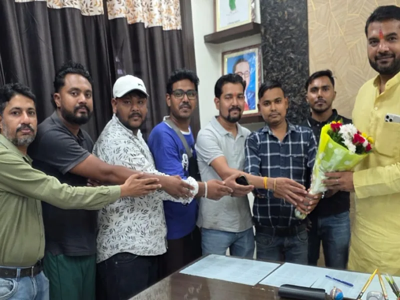 नगर निगम चौपाटी के दुकानदारों की सील दुकानें खुलीं, राहत मिलने पर नेता प्रतिपक्ष आकाश तिवारी का जताया आभार