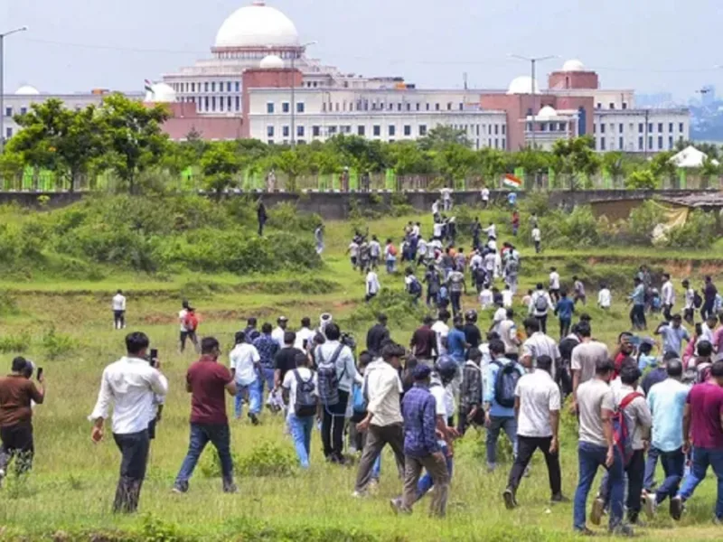 Jharkhand Student Protest: विधानसभा मार्च में बवाल, छात्रों पर आंसू गैस और वाटर कैनन का इस्तेमाल, पूर्व JPSC अध्यक्ष गिरफ्तार