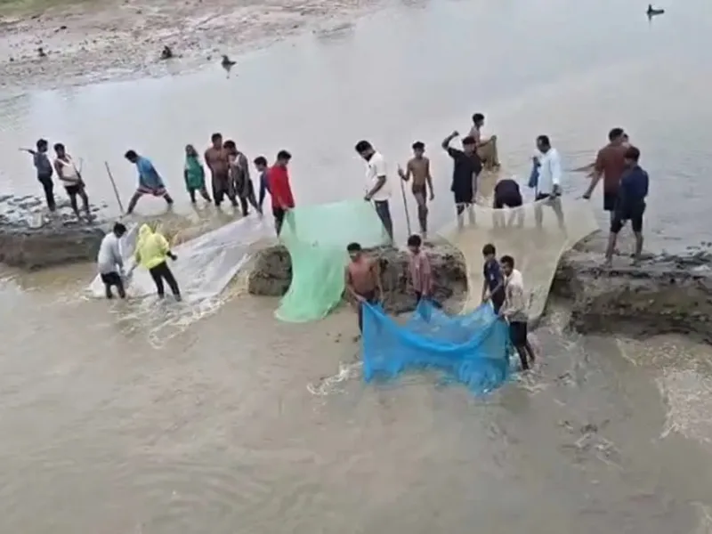 Dam burst after heavy rainfall in Saraiha village of Kawardha Chhattisgarh
