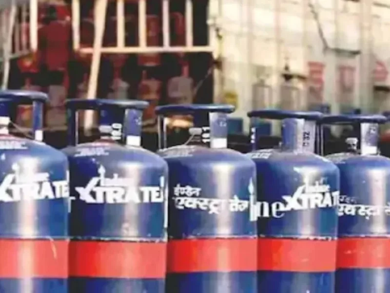 LPG Cylinder Price Cut: एलपीजी सिलेंडर के नए रेट जारी, कमर्शियल गैस 192 रुपये सस्ती