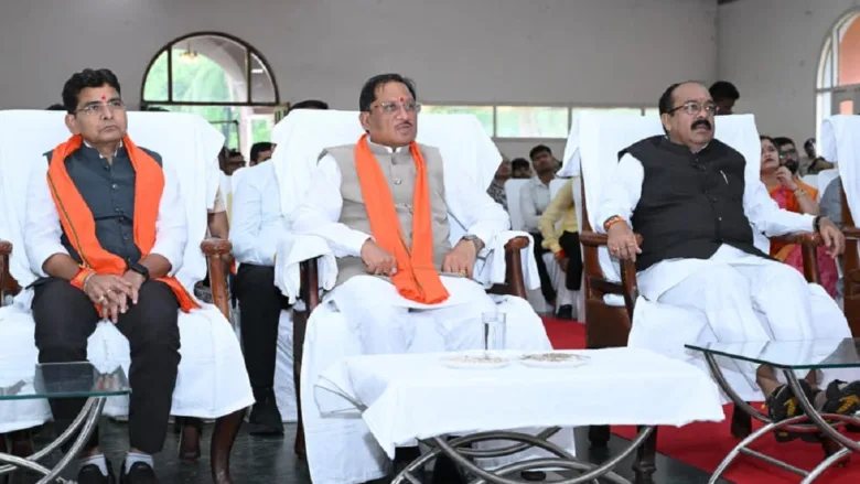 मुख्यमंत्री विष्णु देव साय रायपुर में मन की बात कार्यक्रम का 137वां एपिसोड सुनते हुए